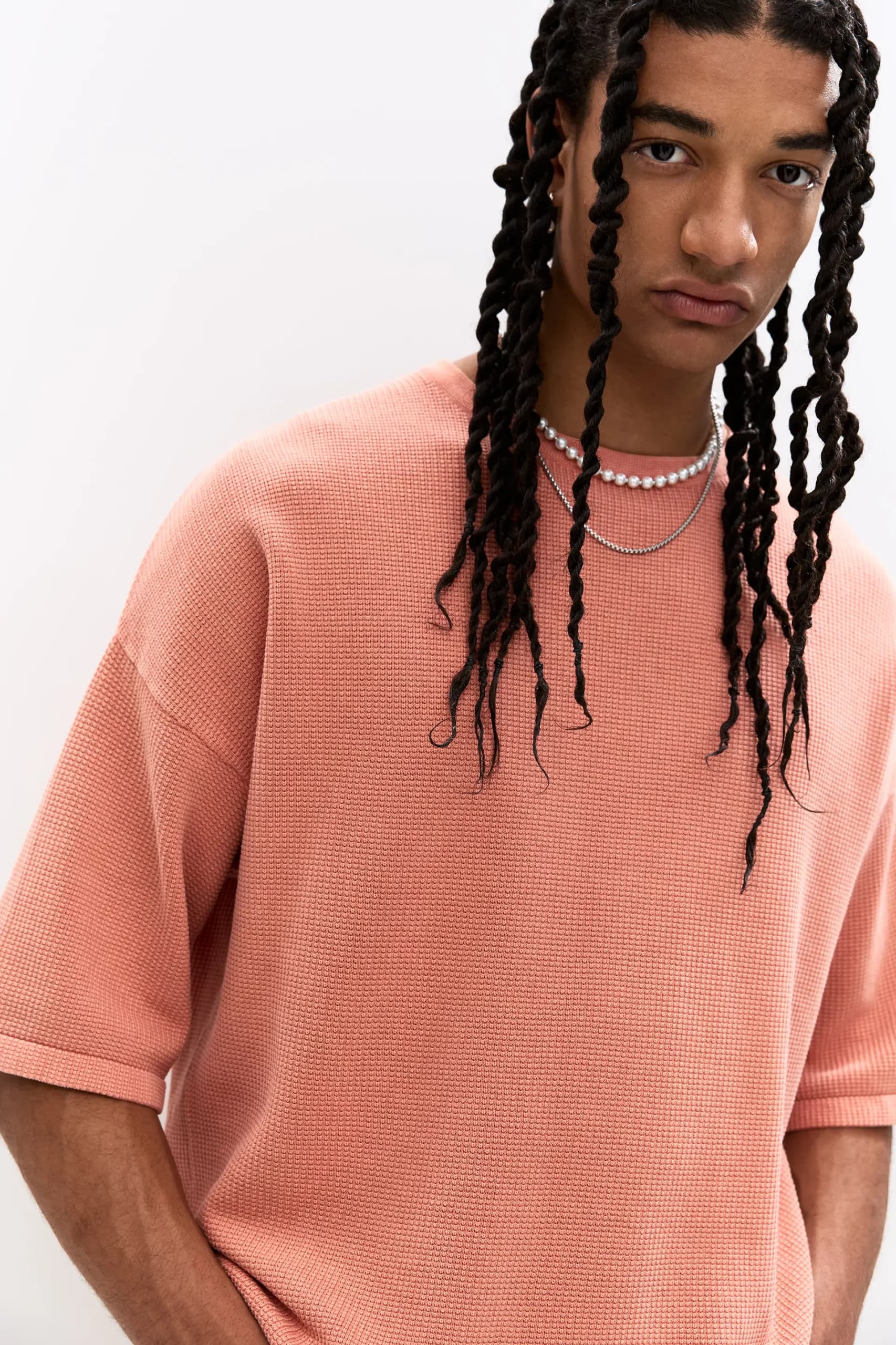 Camiseta Encanto Edición Lino café para mujer, vista 3