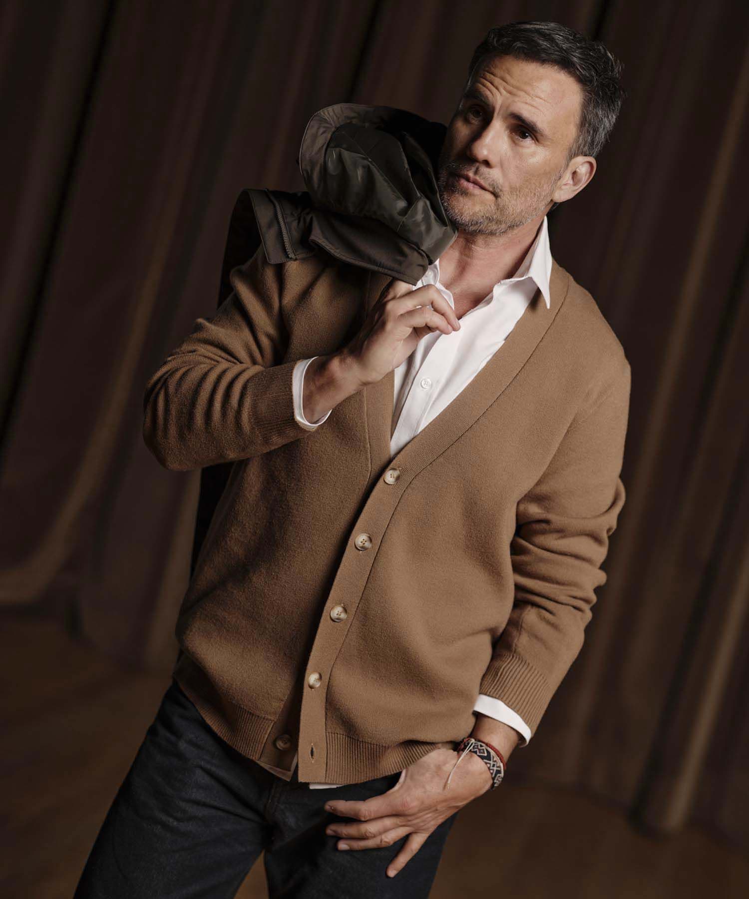 Buzo Brisa Suave café para hombre, vista 2