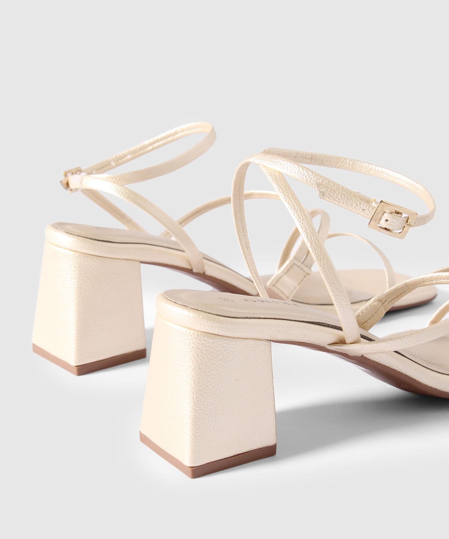 Sandalia Lumbre Fluido dorado para mujer, vista 2
