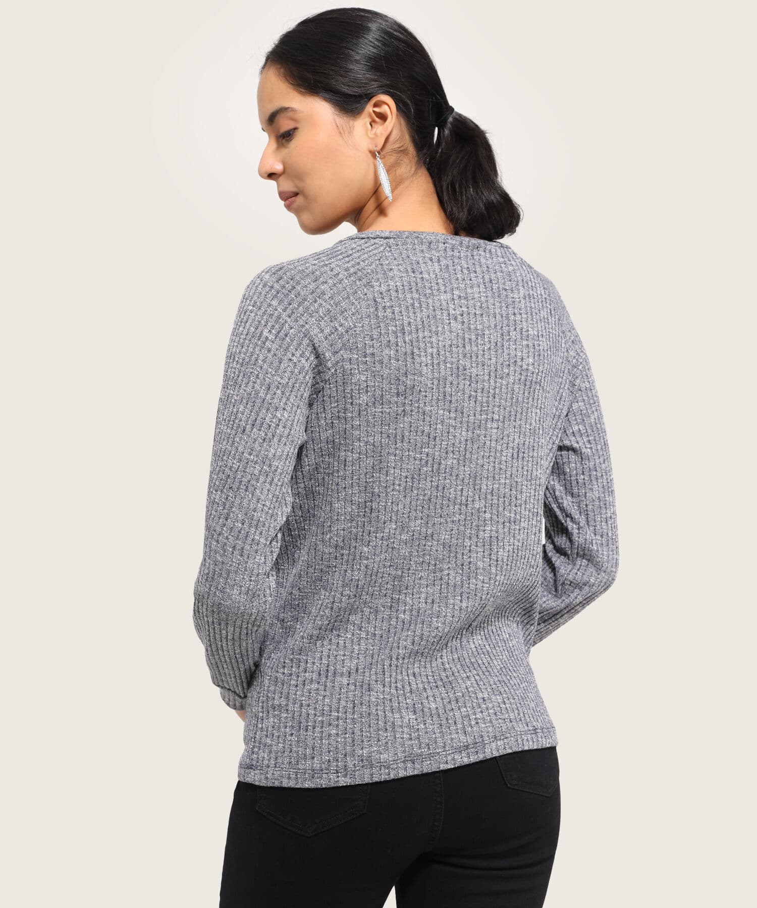 Buzo Calima Esencial gris humo para mujer, vista 3