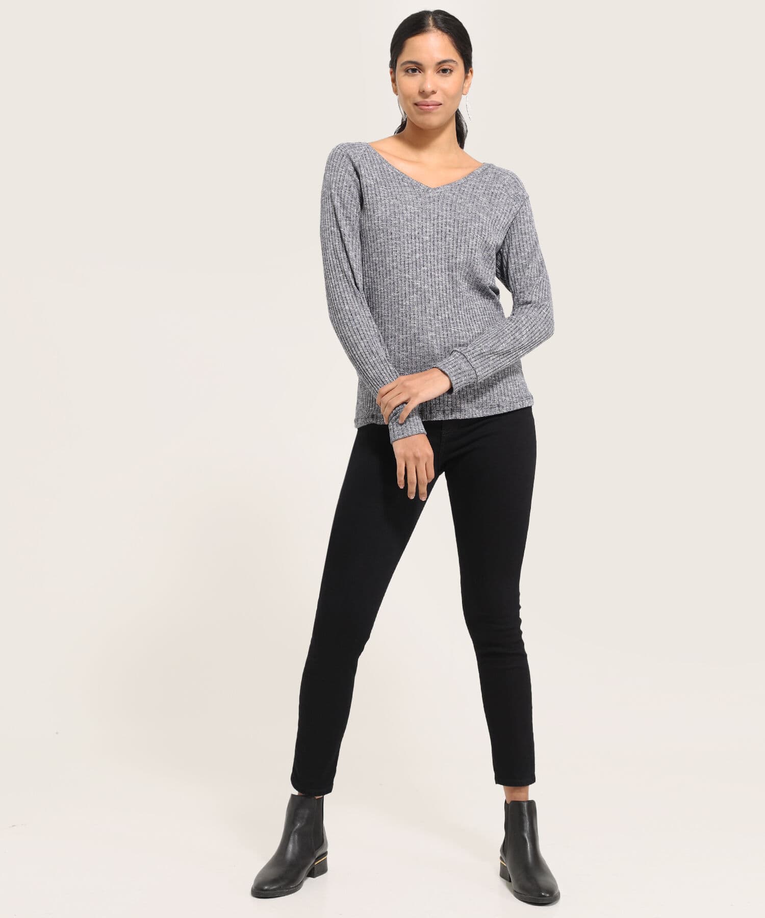 Buzo Calima Esencial gris humo para mujer, vista 4