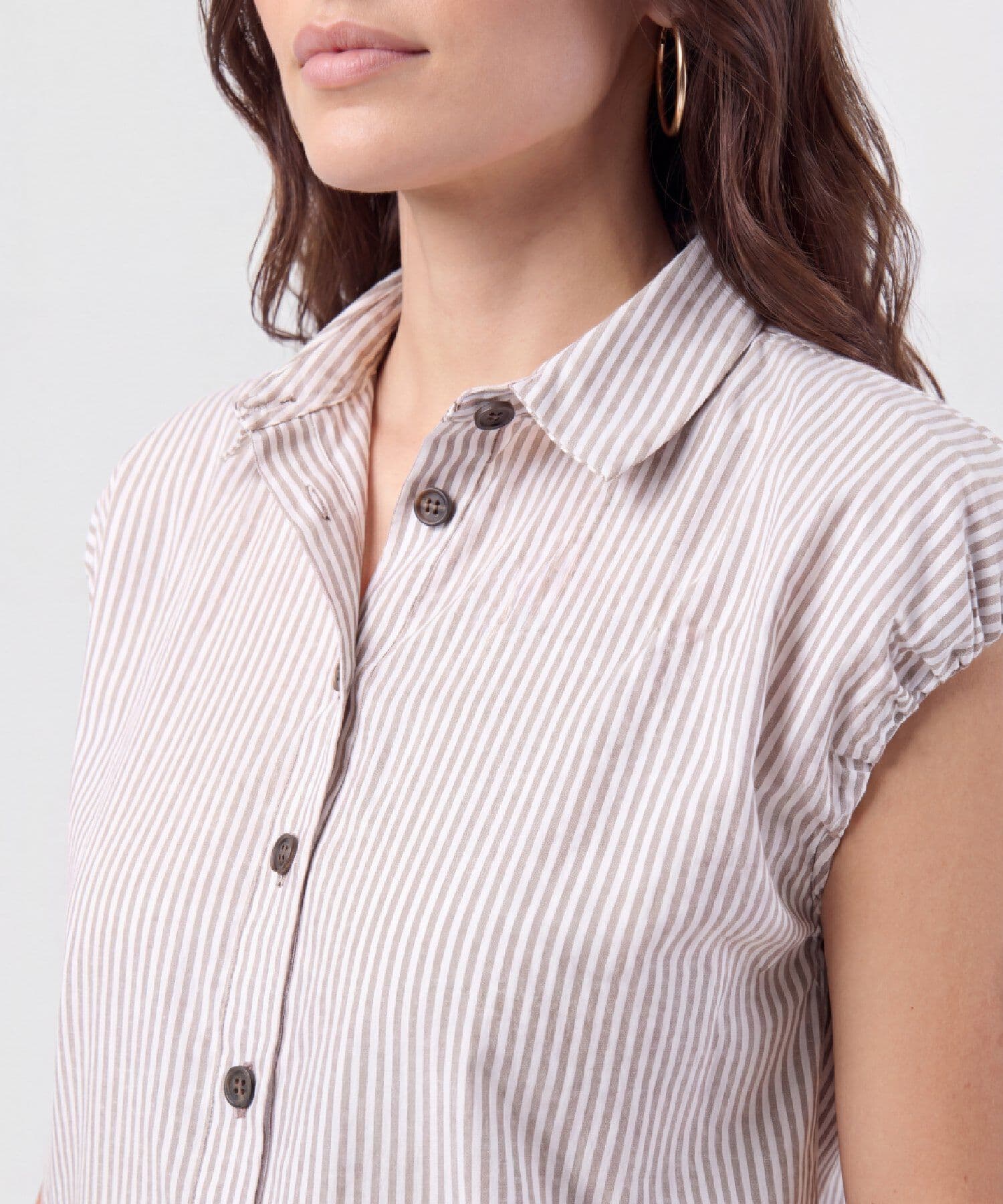 Camisa Carmín Fluido café para mujer, vista 3