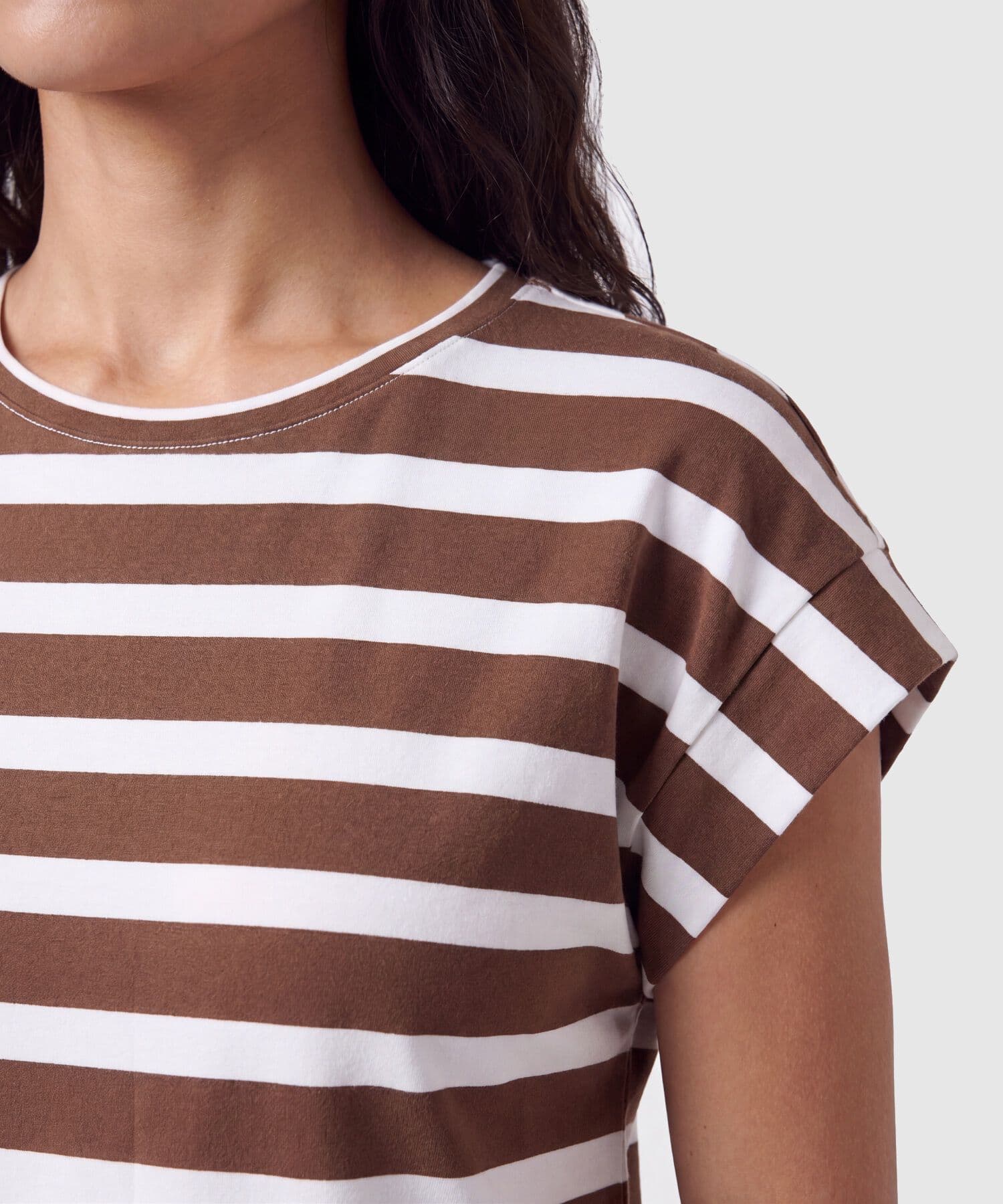 Camiseta Cobalto Fluido café para mujer, vista 3