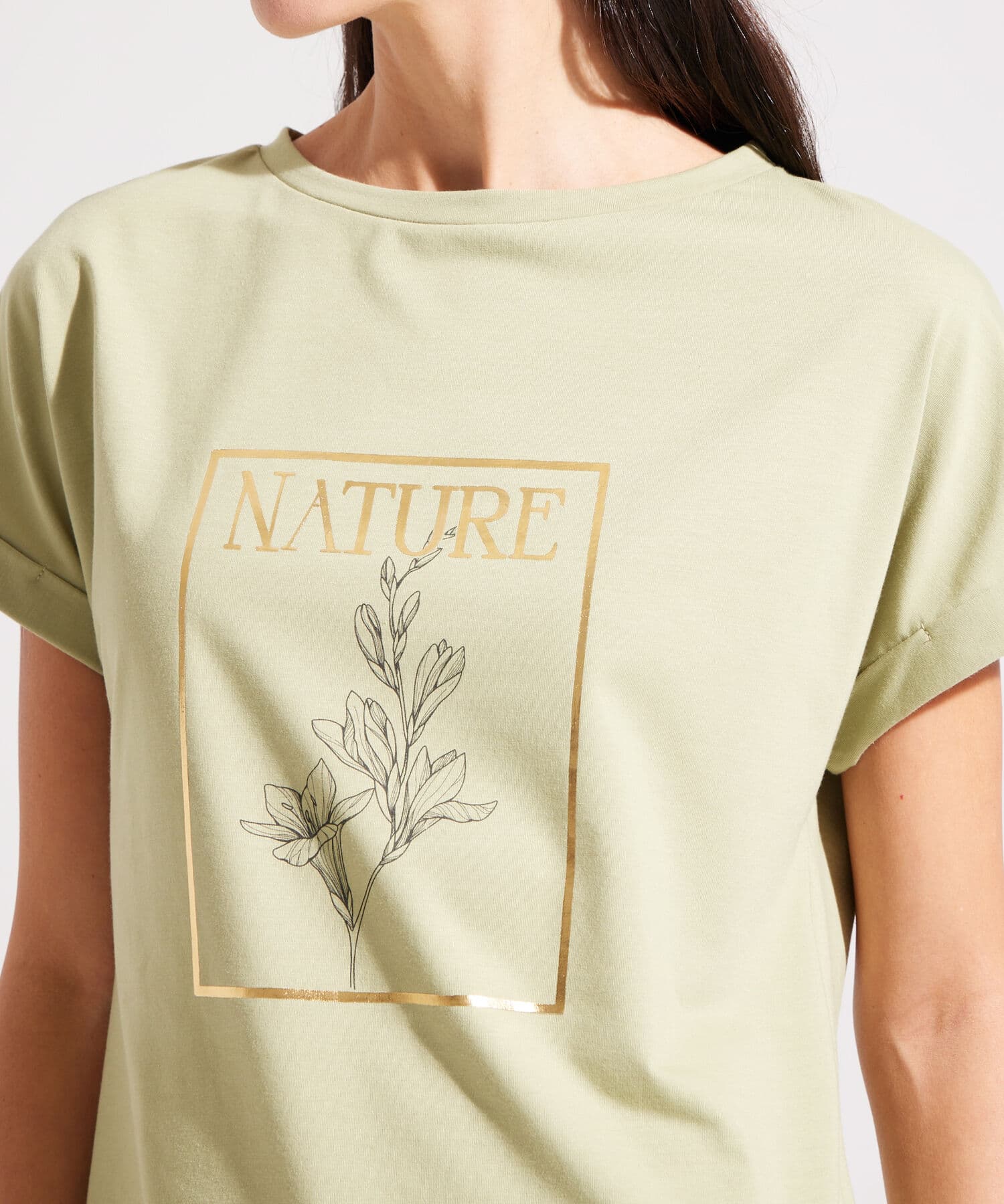 Camiseta Aura Minimalista verde oliva para mujer, vista 2