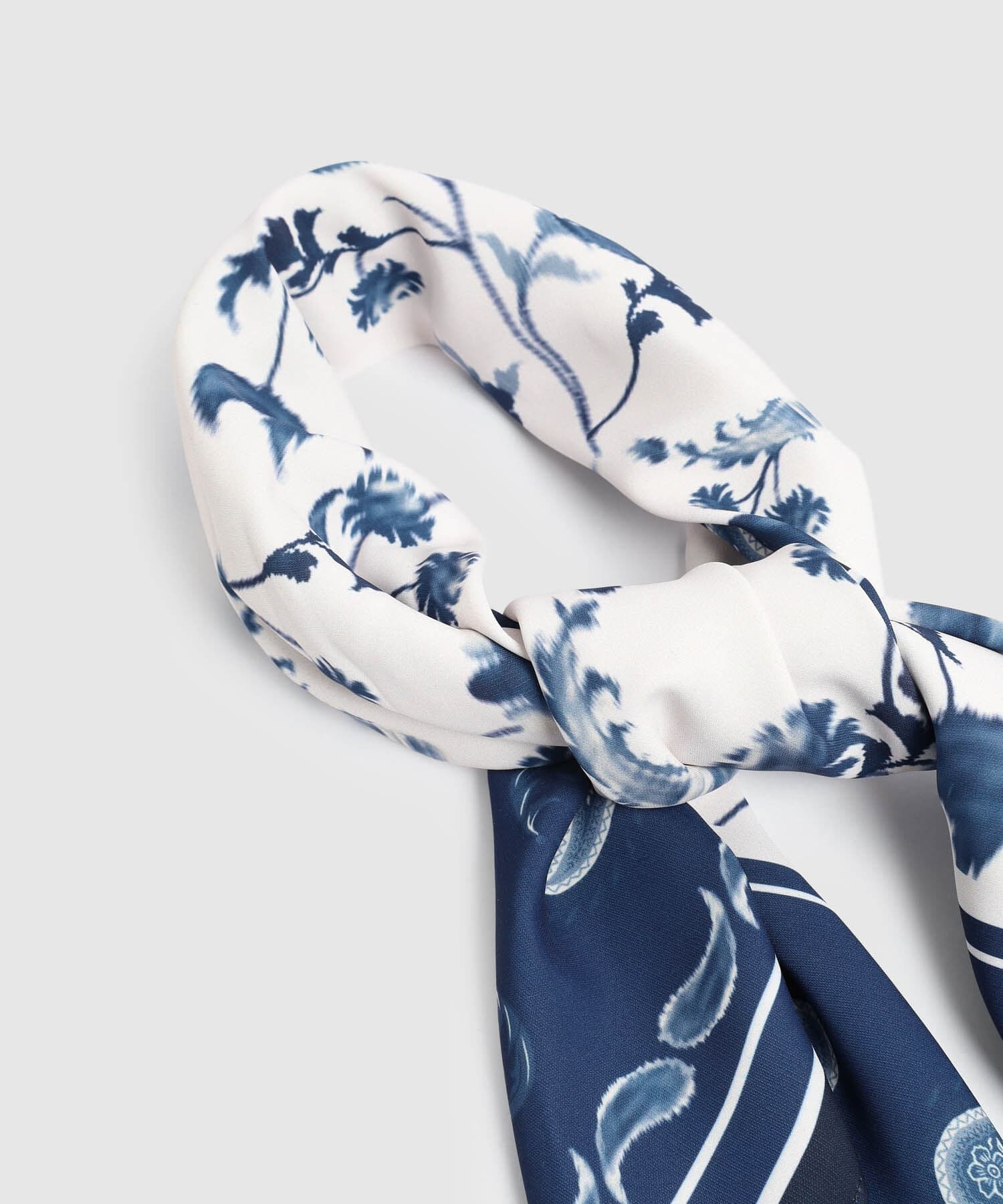 Pañoleta Celeste Edición Índigo azul marino para mujer, vista 4