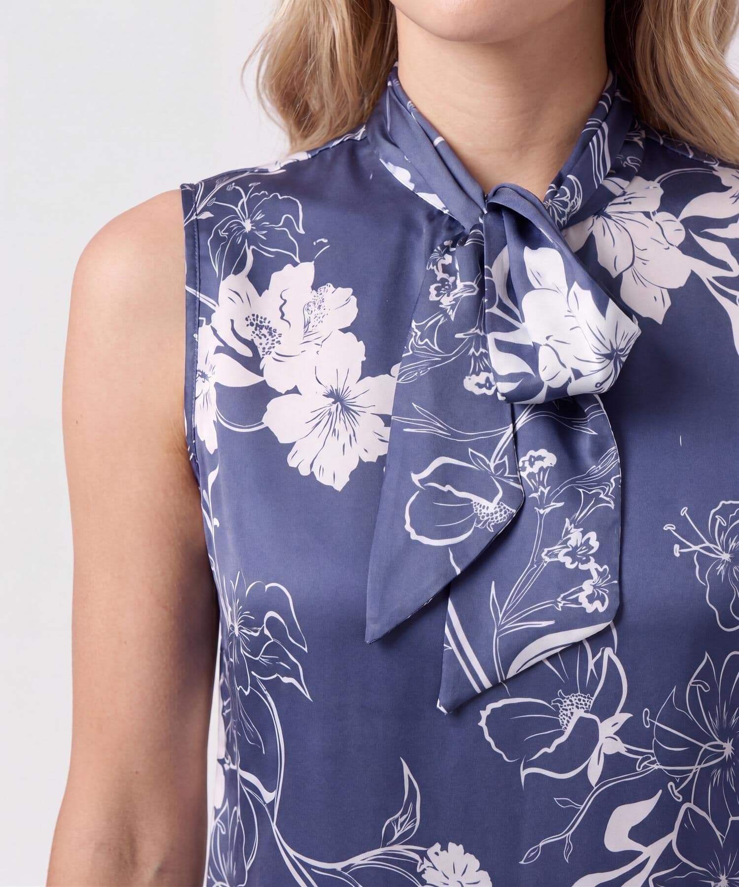 Blusa Celeste Minimalista azul marino para mujer, vista 3