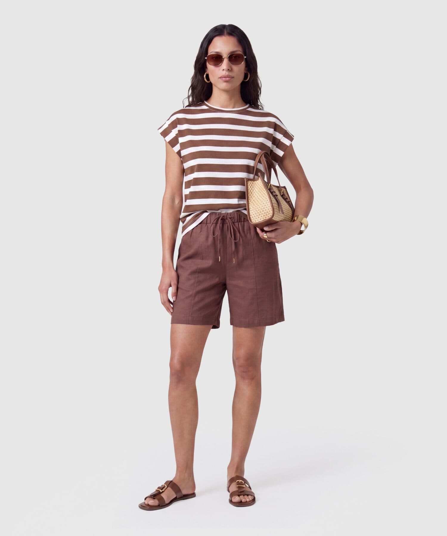 Bermuda Elisa Esencial café para mujer, vista 2