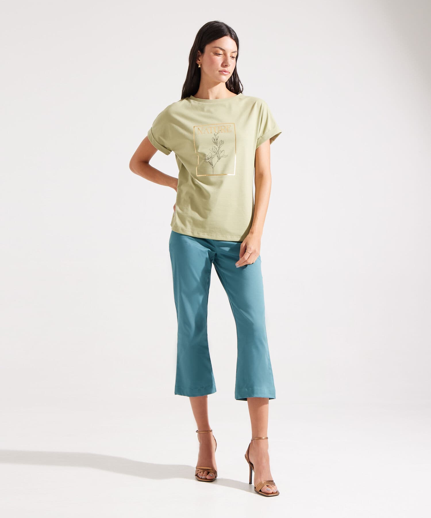 Camiseta Aura Minimalista verde oliva para mujer, vista 4